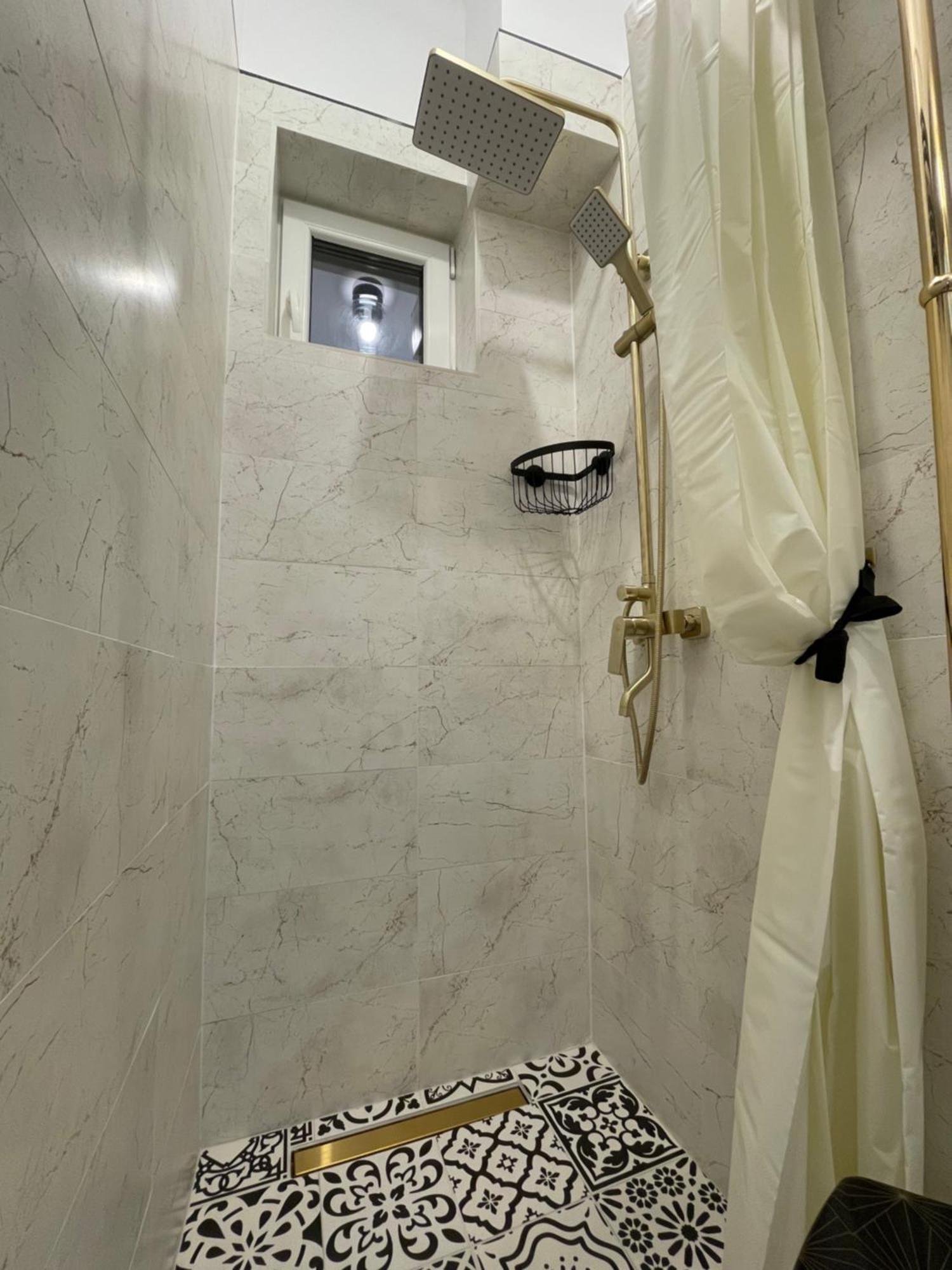 Ferienwohnung Studio Alice Romana Square Bukarest Exterior foto